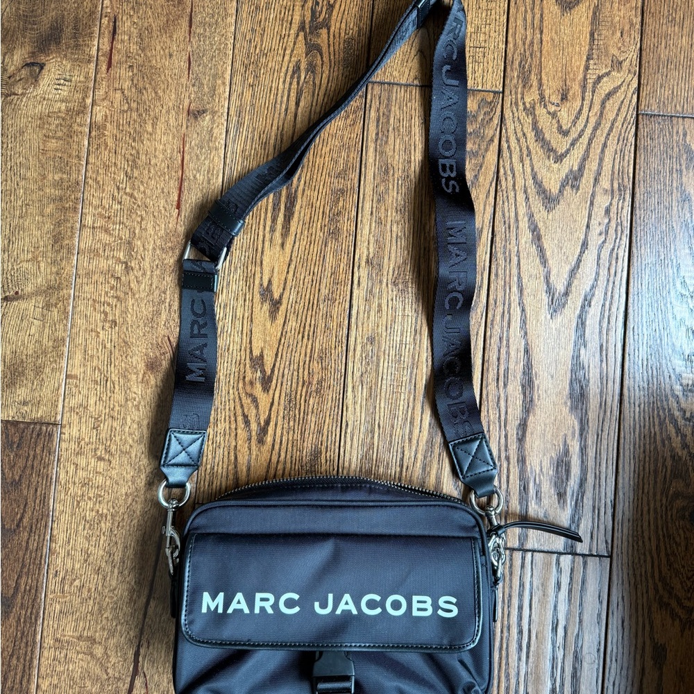 Marc Jacobs Black Crossbody Bag with Adjustable Strap and Smooth Finish